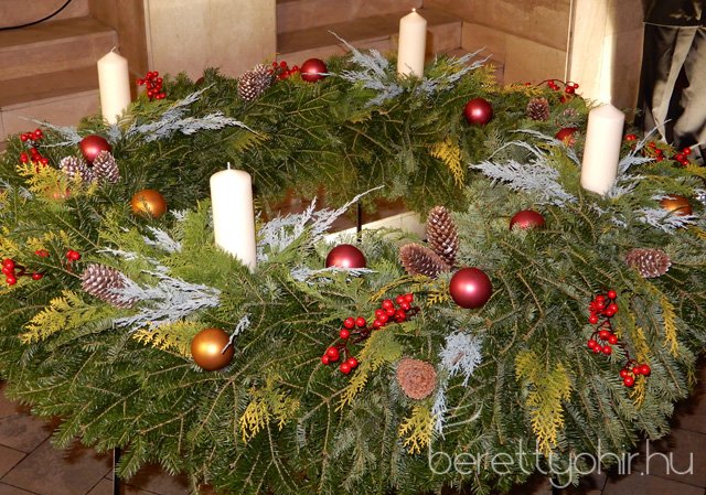 Fellobant az első gyertya lángja 61